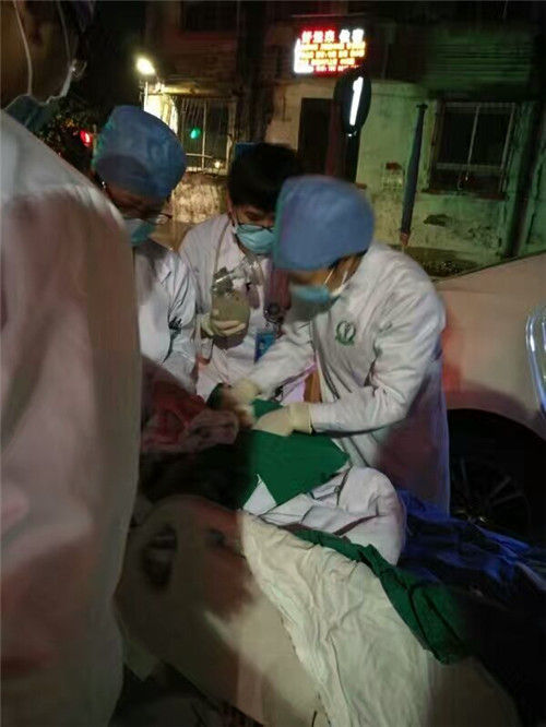 無影燈，黃光手電筒