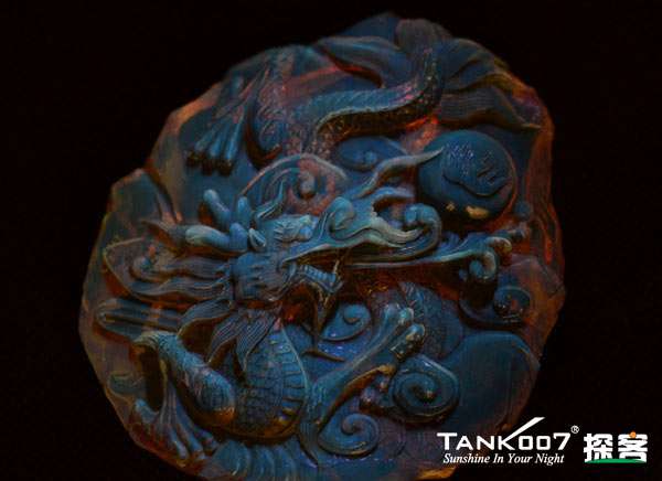 網上用紫光手電鑒定琥珀的帖子這么多,哪個是真假?