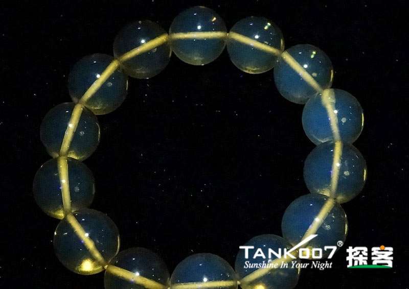 網上用紫光手電鑒定琥珀的帖子這么多,哪個是真假?