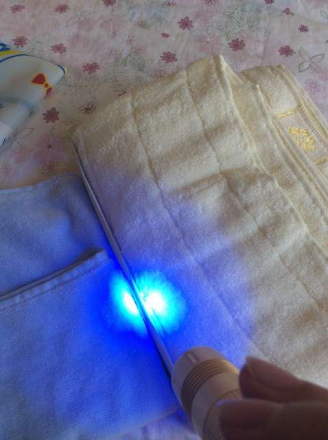  寶媽買了紫光手電，衣服上好多熒光劑，看的心慌害怕