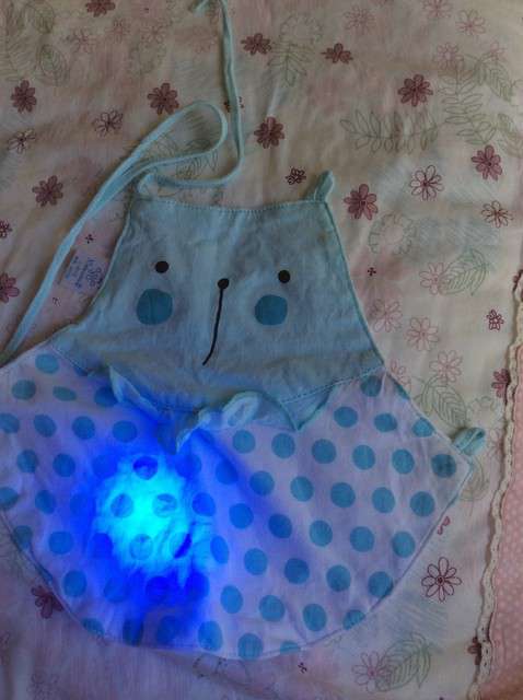  寶媽買了紫光手電，衣服上好多熒光劑，看的心慌害怕